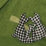 2 chats en tissu - vue de dos