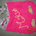 bavoir a élastique -brodé et apli - Mikio - devant