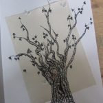 carte d'anniversaire - arbre avec un coeur dans son tron