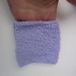 mini gant démaquillant avec une mains dedans